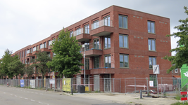 908296 Gezicht op het blok nieuwbouwwoningen aan de Omloop te Utrecht.